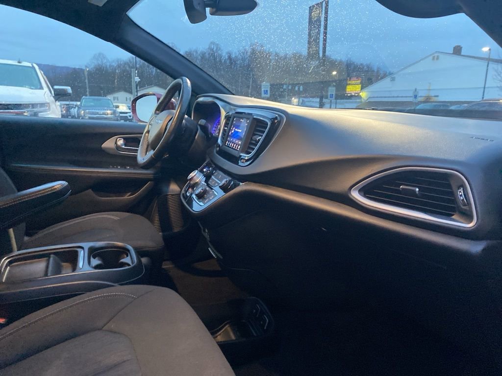 Certified 2020 Chrysler Pacifica Touring w/ S Appearance Package image 8