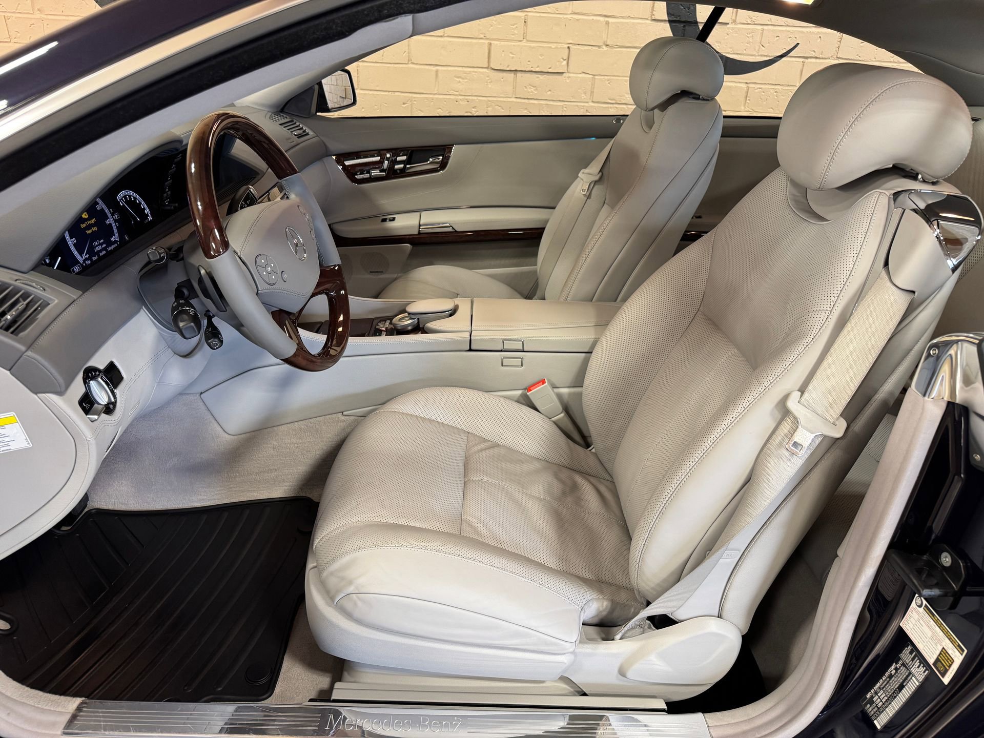 Used 2011 Mercedes-Benz CL 550 4MATIC image 16