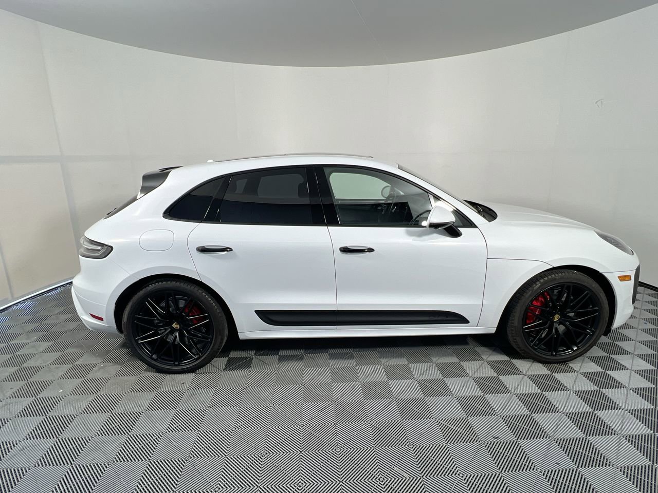 Used 2024 Porsche Macan GTS AWD/4WD image 2