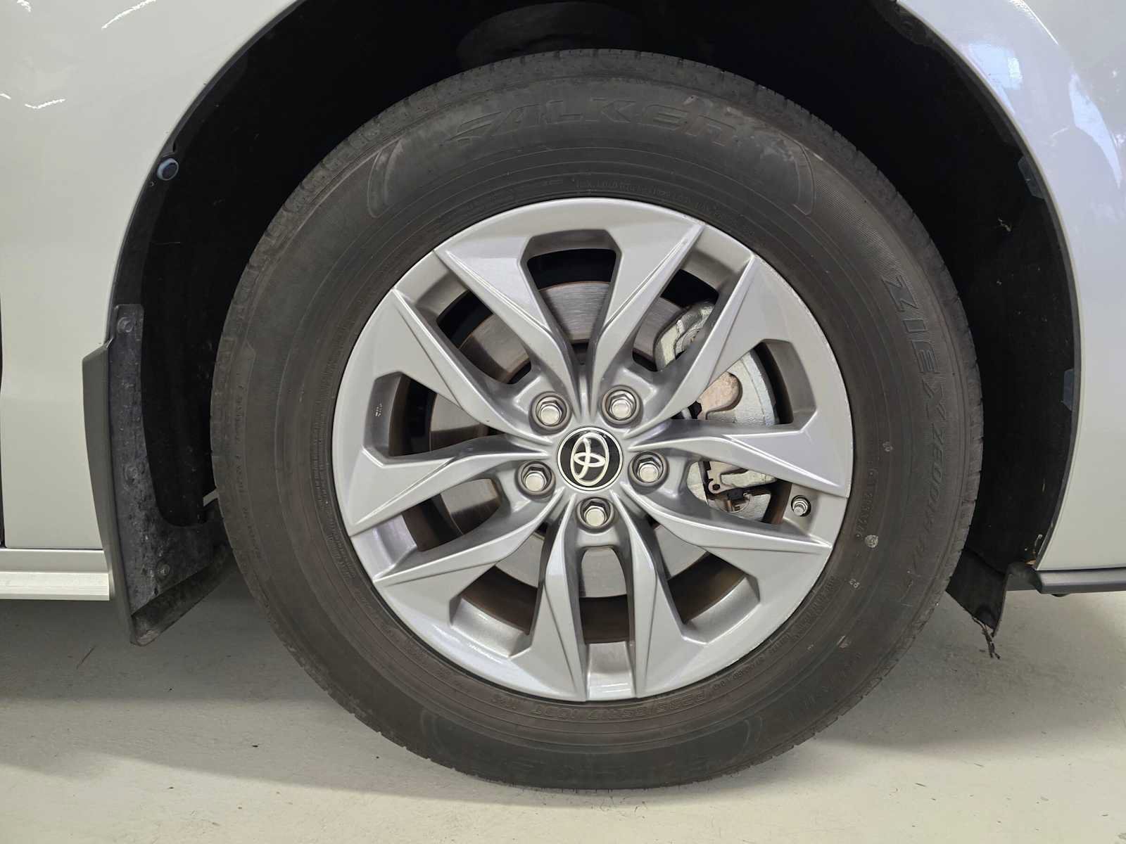 Used 2021 Toyota Sienna XLE w/ XLE Plus Package FWD image 9