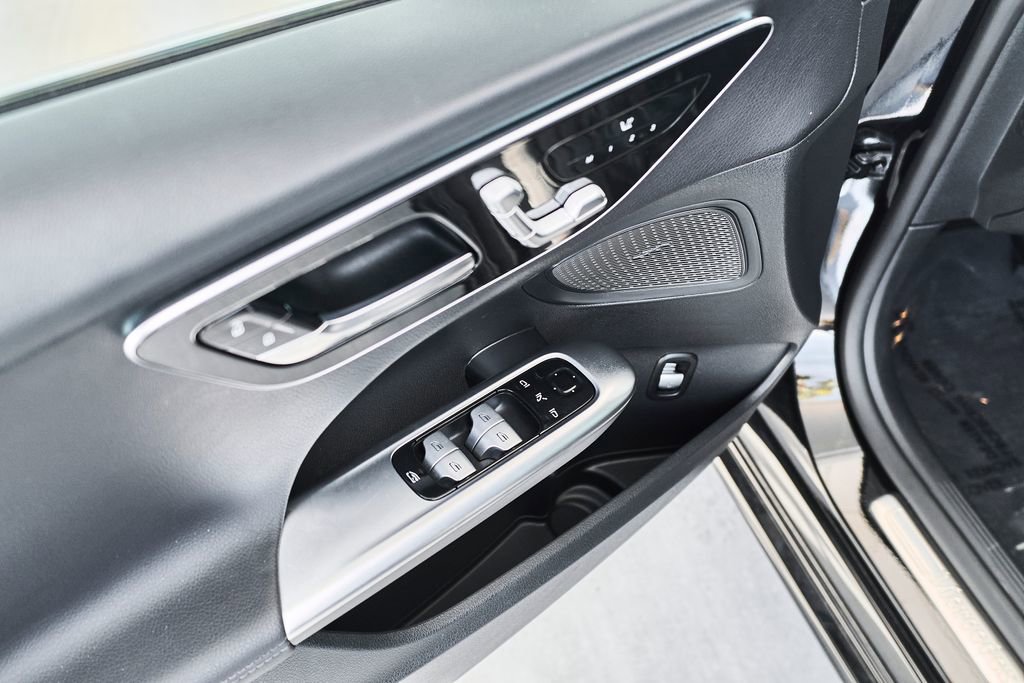 Used 2025 Mercedes-Benz C 300 4MATIC Sedan image 17