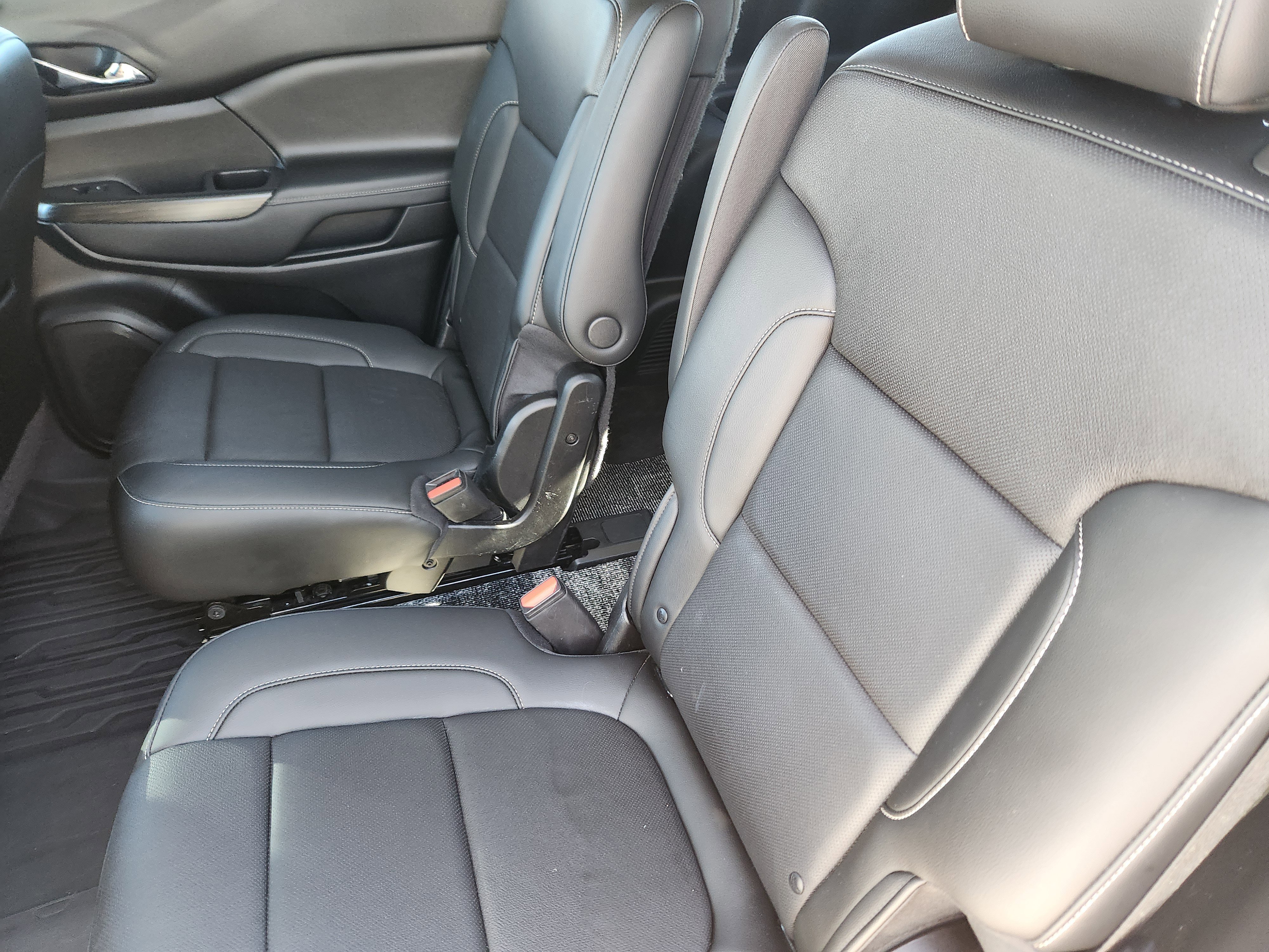 Used 2021 GMC Acadia SLT w/ LPO, Bright Accent Package image 20