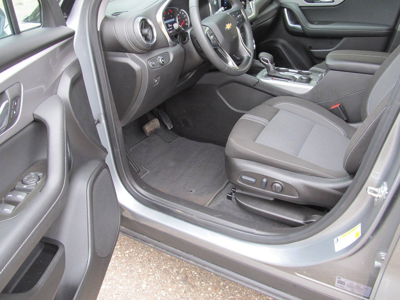 Used 2025 Chevrolet Blazer LT AWD/4WD image 4
