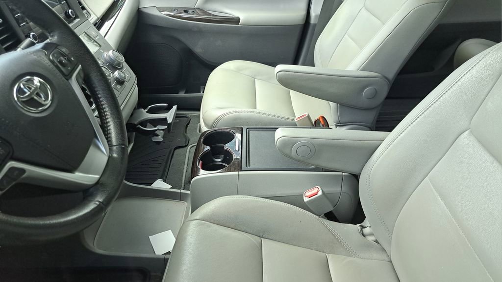 Used 2020 Toyota Sienna XLE w/ XLE Navigation Package image 5