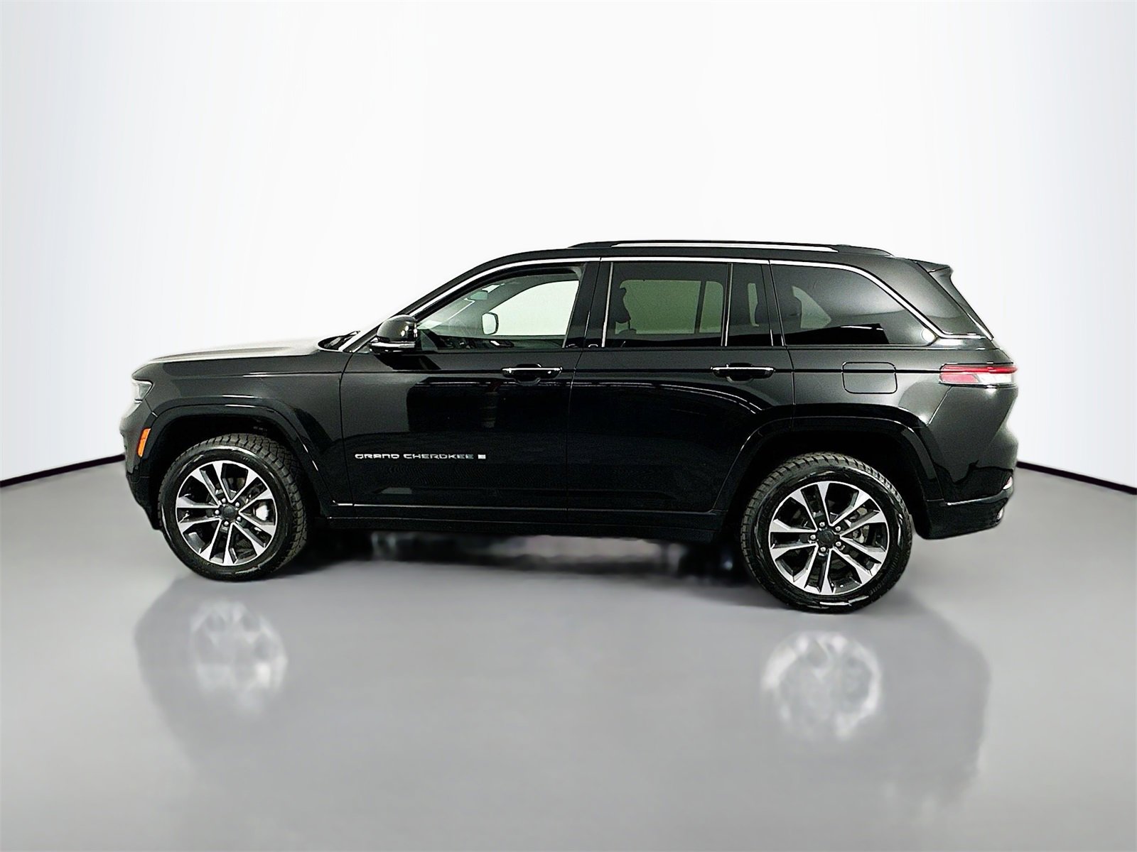 Used 2022 Jeep Grand Cherokee Overland w/ Luxury Tech Group IV image 4