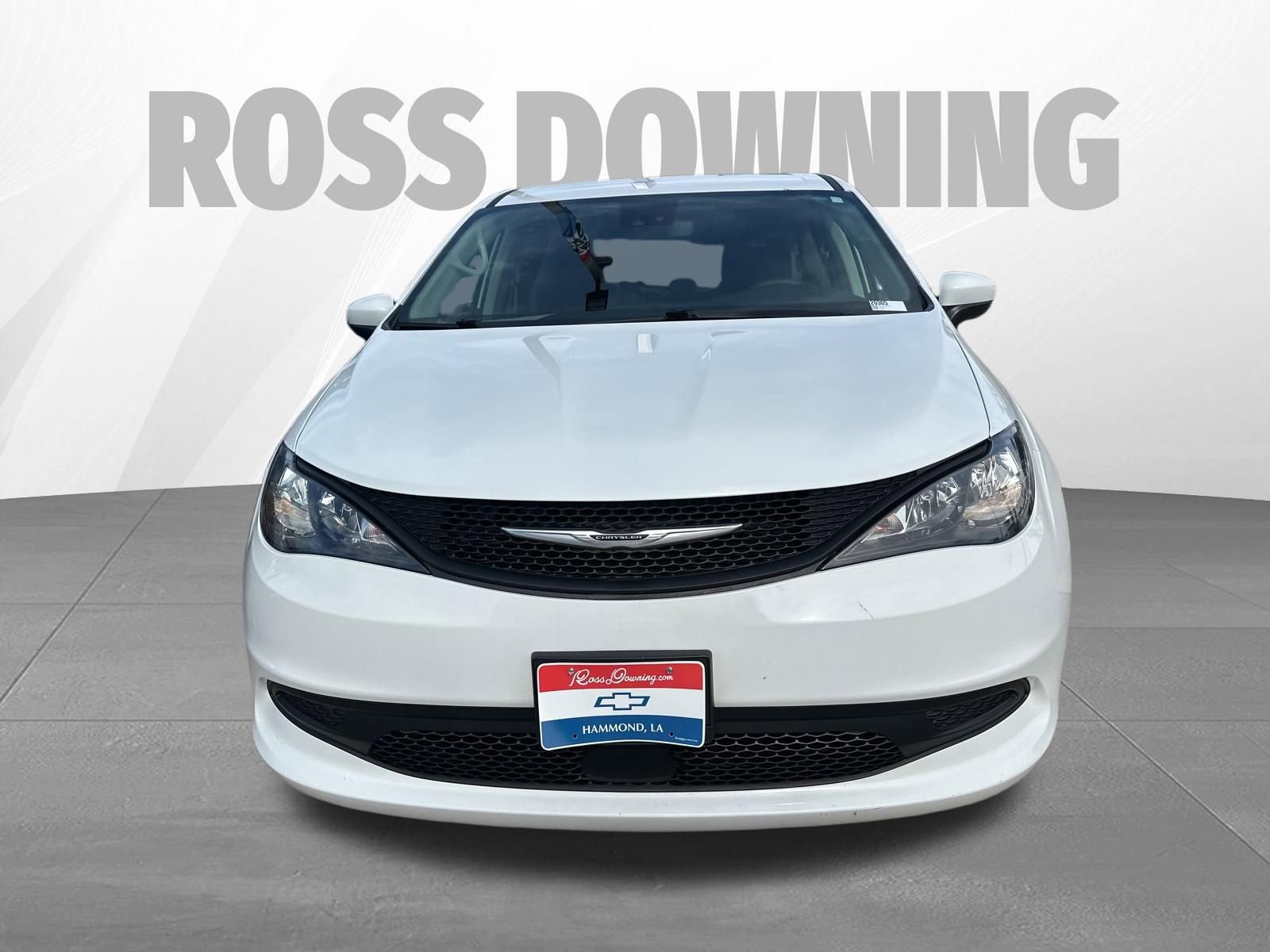 Used 2023 Chrysler Voyager LX image 2