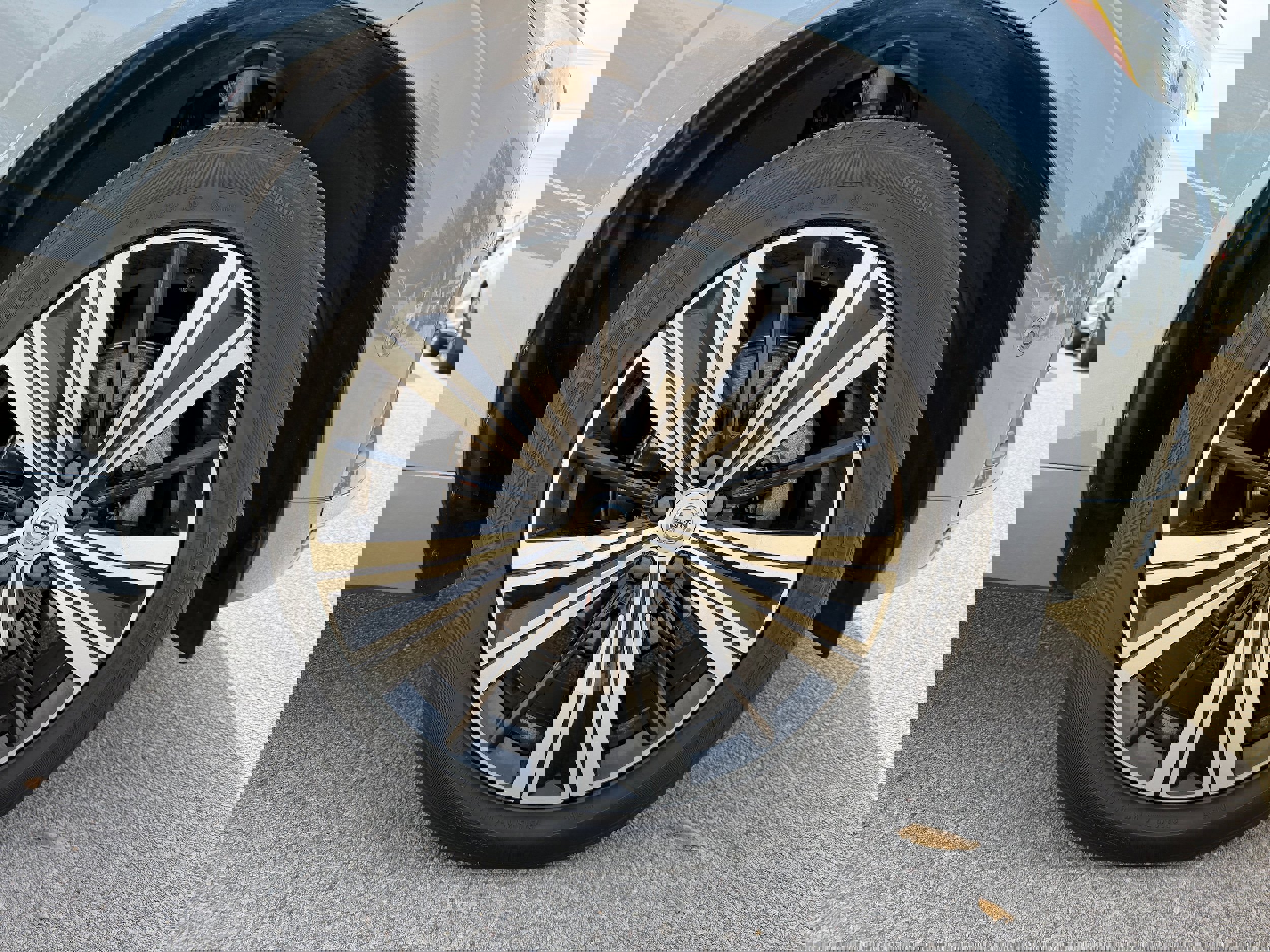 Certified 2023 Volvo XC60 B5 Plus w/ Climate Package image 9