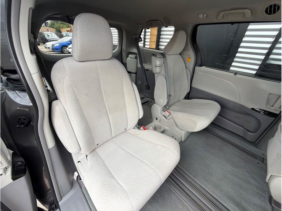 Used 2011 Toyota Sienna LE w/ Towing Pkg FWD image 23