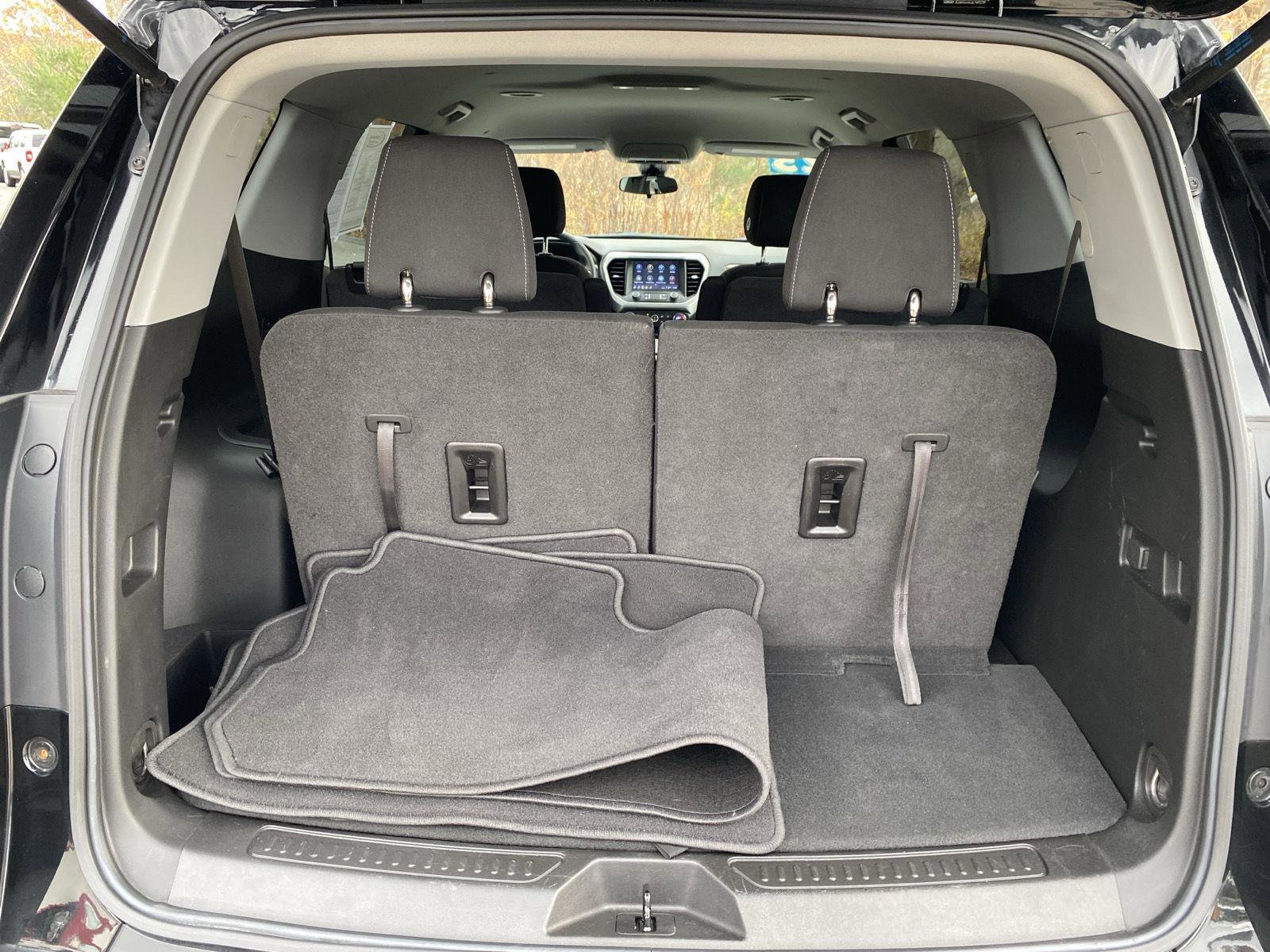 Used 2023 GMC Acadia SLE image 14