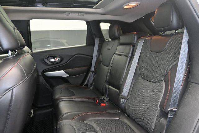 Used 2018 Jeep Cherokee Trailhawk w/ Quick Order Package 27L AWD/4WD image 11
