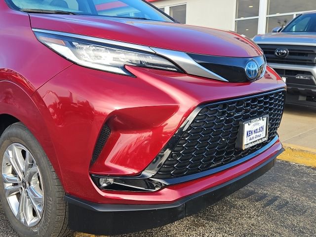 Used 2023 Toyota Sienna XSE w/ XSE Plus Package image 4