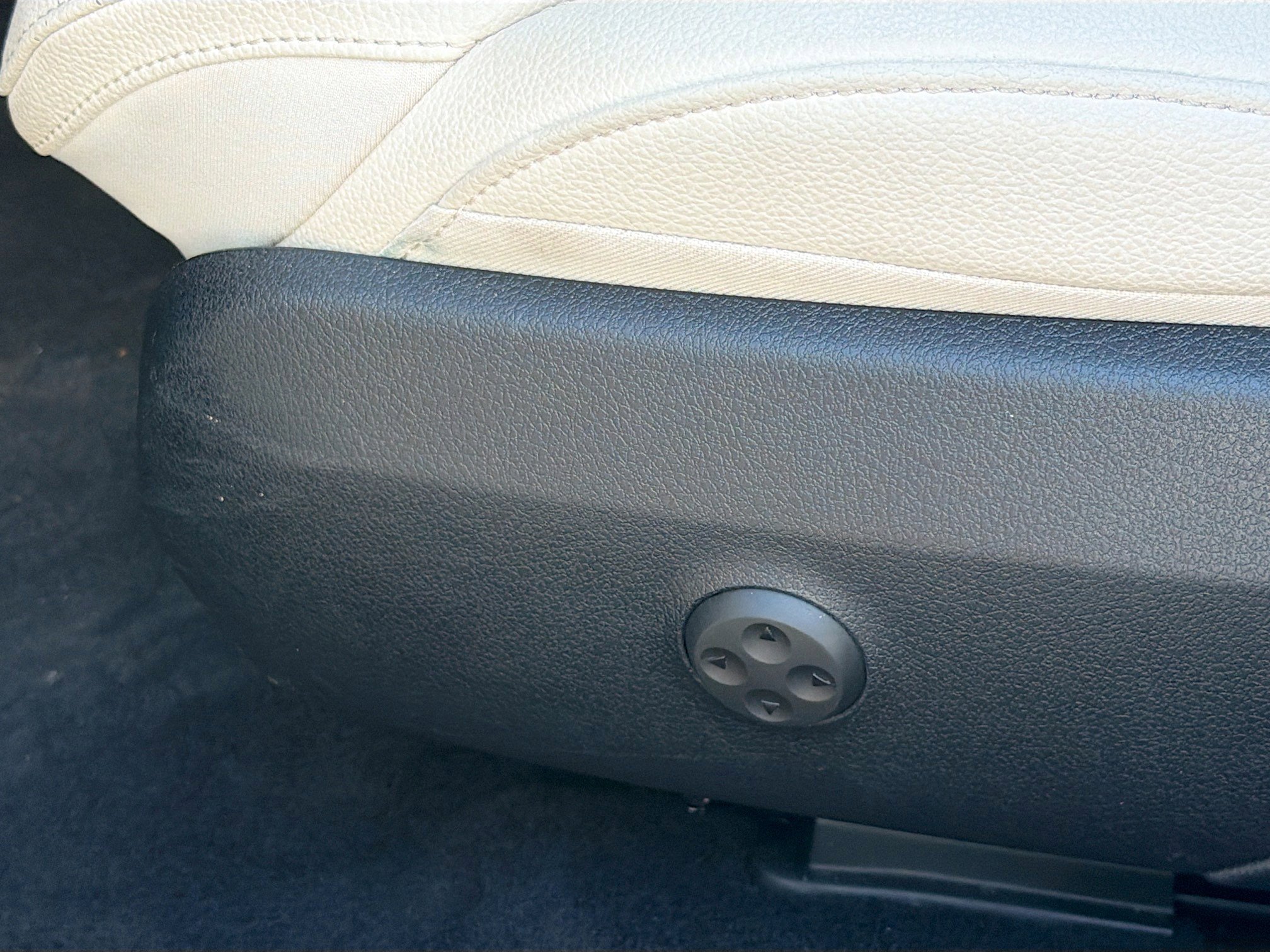 Used 2025 Mercedes-Benz C 300 4MATIC Sedan image 25