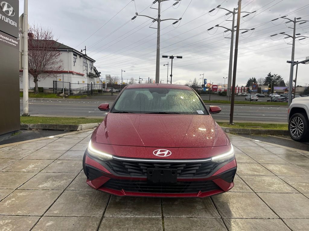 Certified 2025 Hyundai Elantra SE image 3