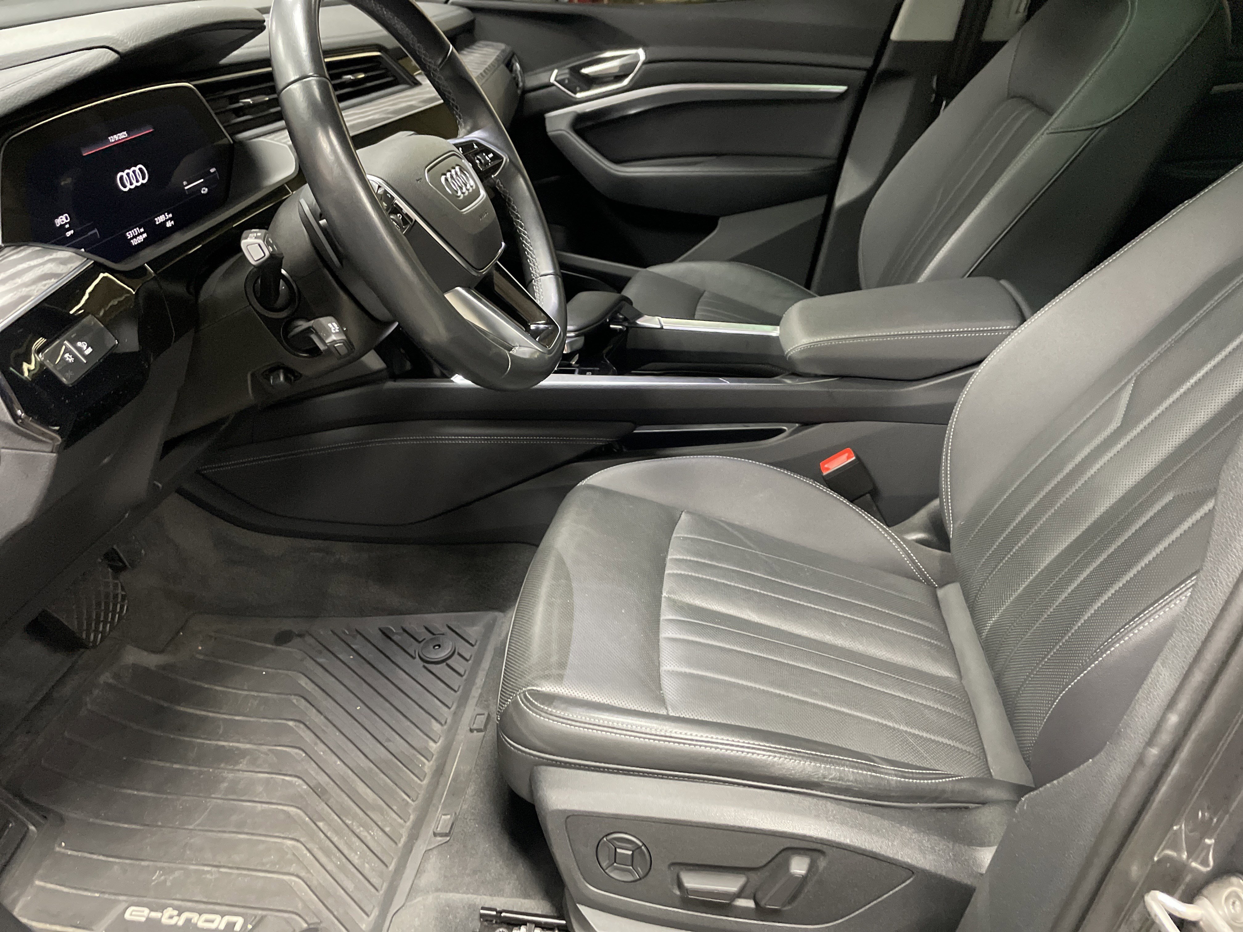 Used 2022 Audi e-tron Premium Plus w/ Premium Plus Package image 16