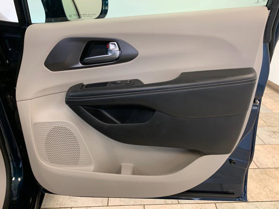 Used 2022 Chrysler Pacifica Touring-L w/ Uconnect Theater Family Group image 55