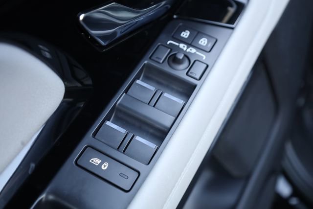 Used 2023 Land Rover Range Rover Evoque R-Dynamic SE image 15