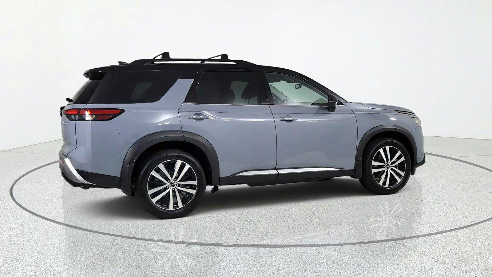 Used 2024 Nissan Pathfinder Platinum FWD image 7