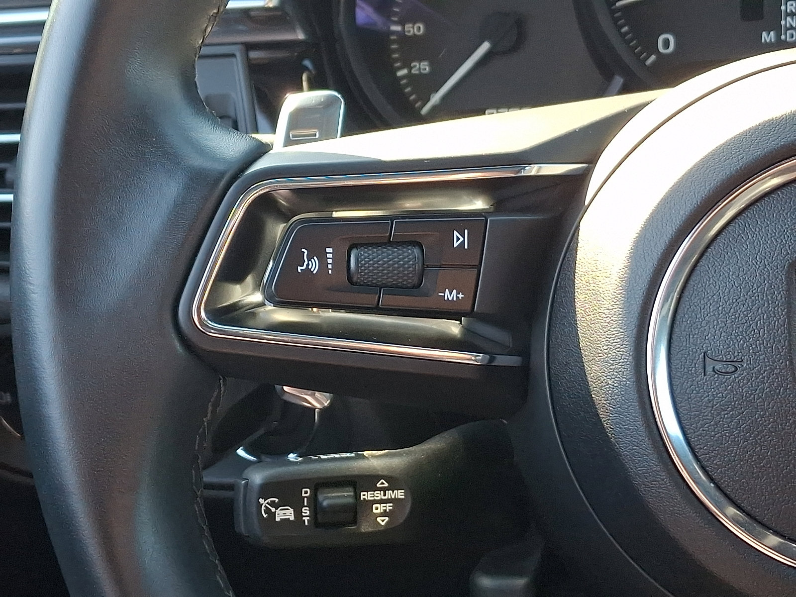 Used 2025 Porsche Macan image 21