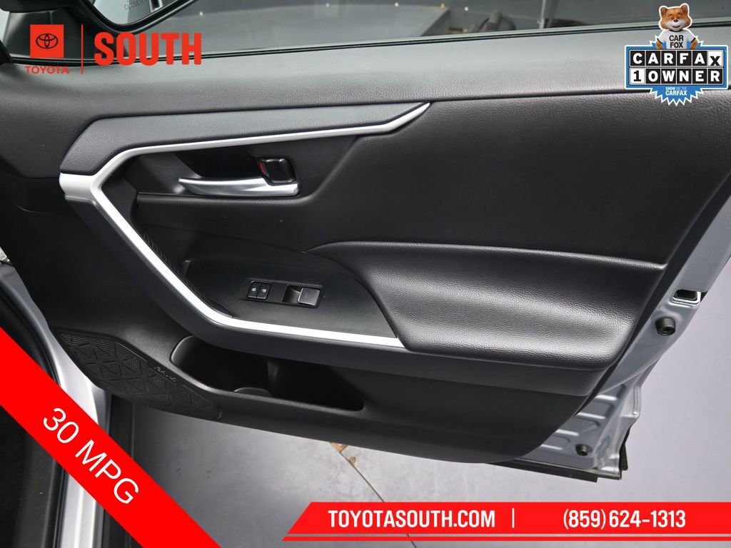 Used 2025 Toyota RAV4 XLE image 31