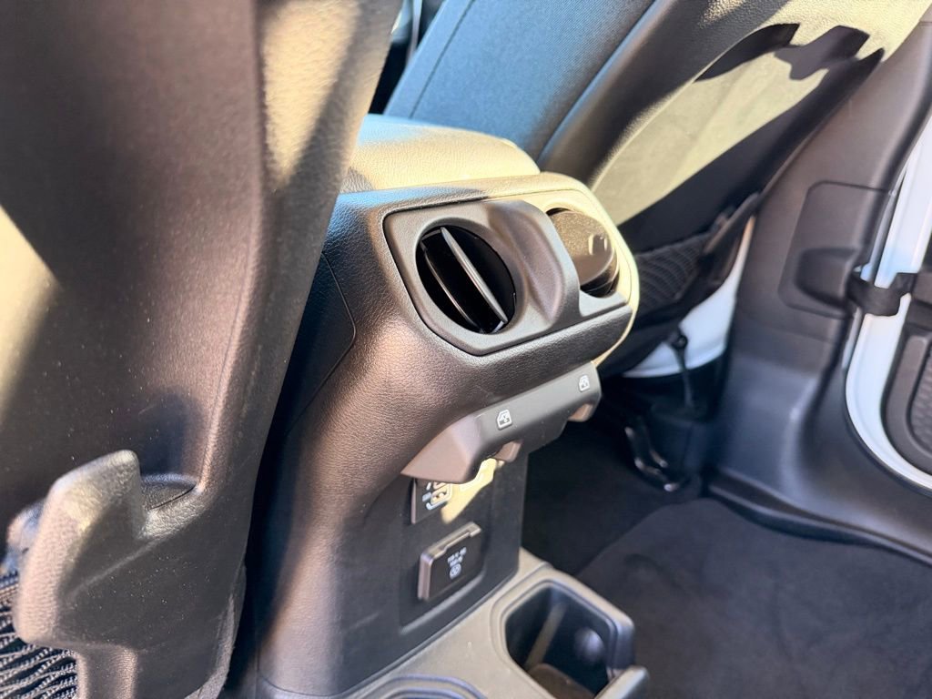 Used 2024 Jeep Wrangler Unlimited Rubicon w/ Technology Group image 27