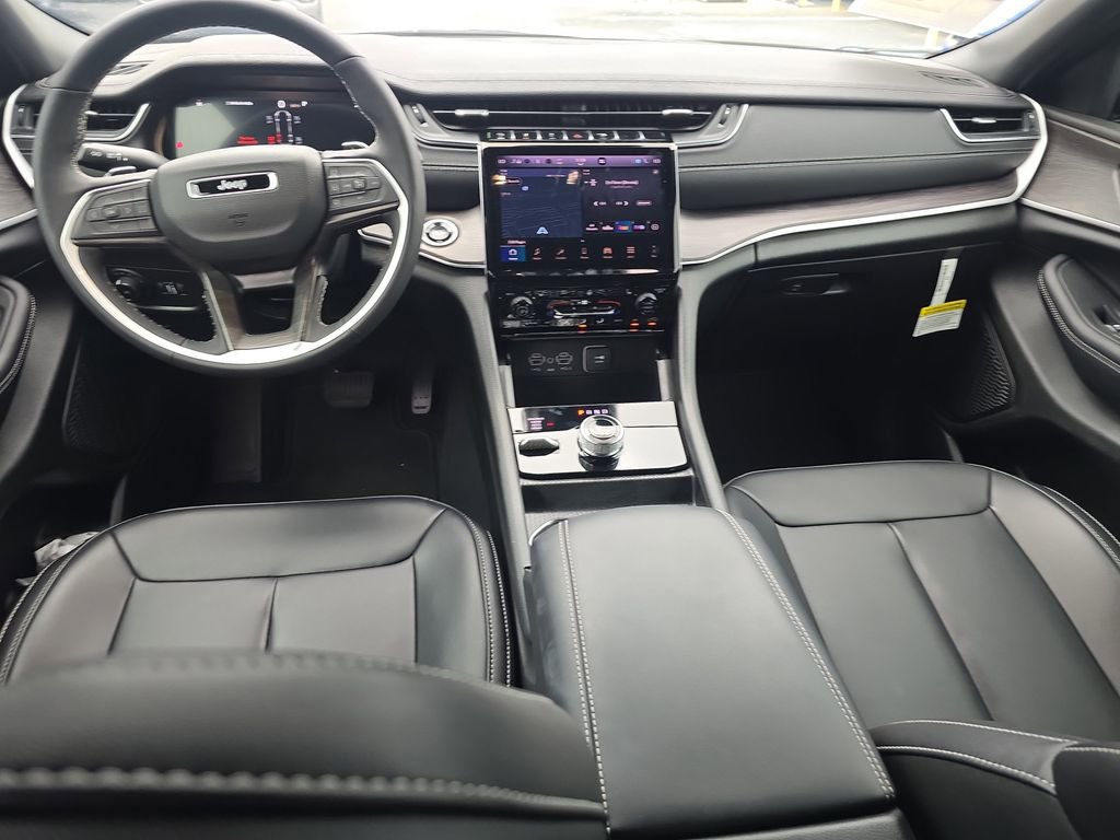 Used 2025 Jeep Grand Cherokee L Limited w/ Black Appearance Package image 15