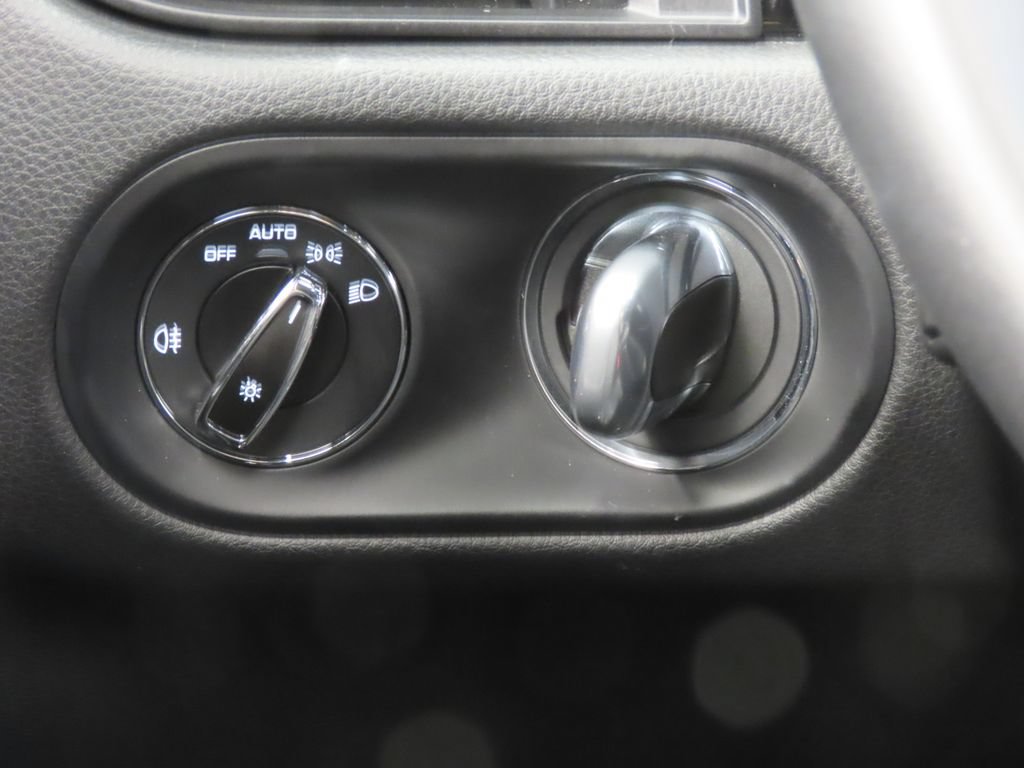 Certified 2026 Porsche Macan AWD/4WD image 23