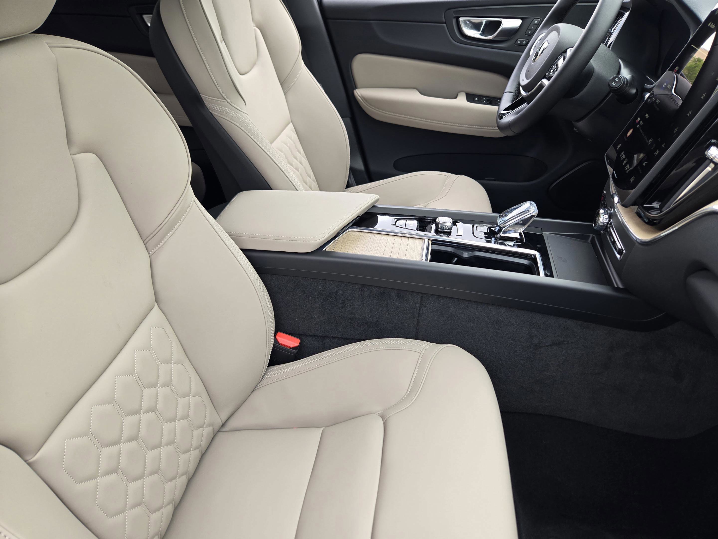 New 2026 Volvo XC60 T8 Plus w/ Protection Package Premier AWD/4WD image 11