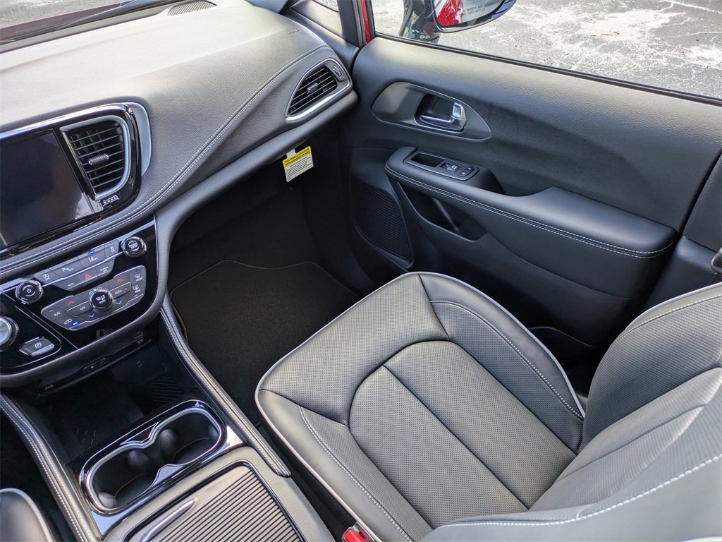New 2026 Chrysler Pacifica Limited w/ Uconnect Theater Family Group image 23