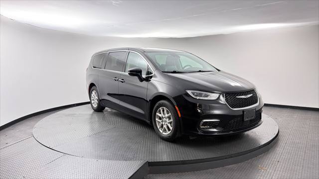 Used 2024 Chrysler Pacifica Touring-L FWD image 11