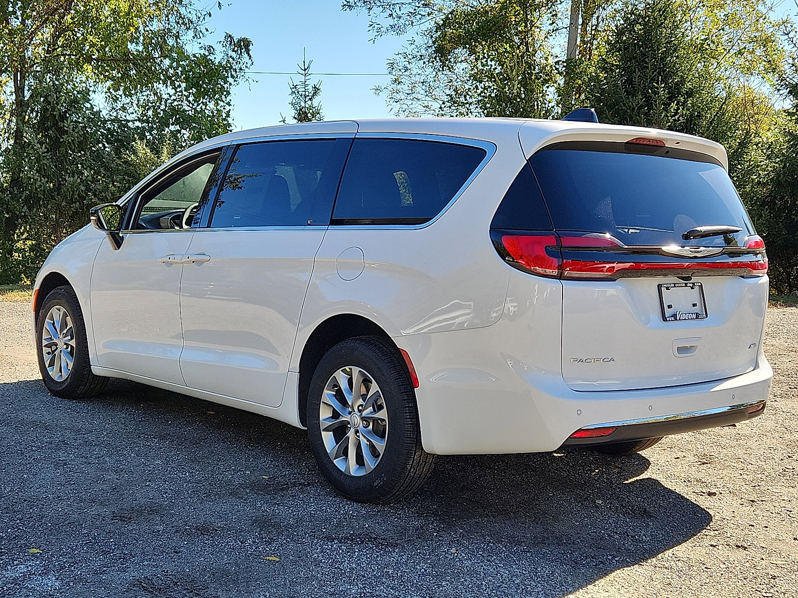New 2026 Chrysler Pacifica Select image 3