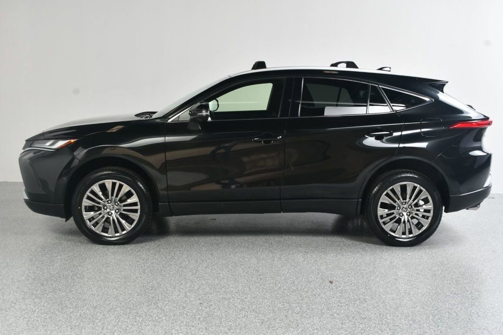Used 2022 Toyota Venza XLE image 3