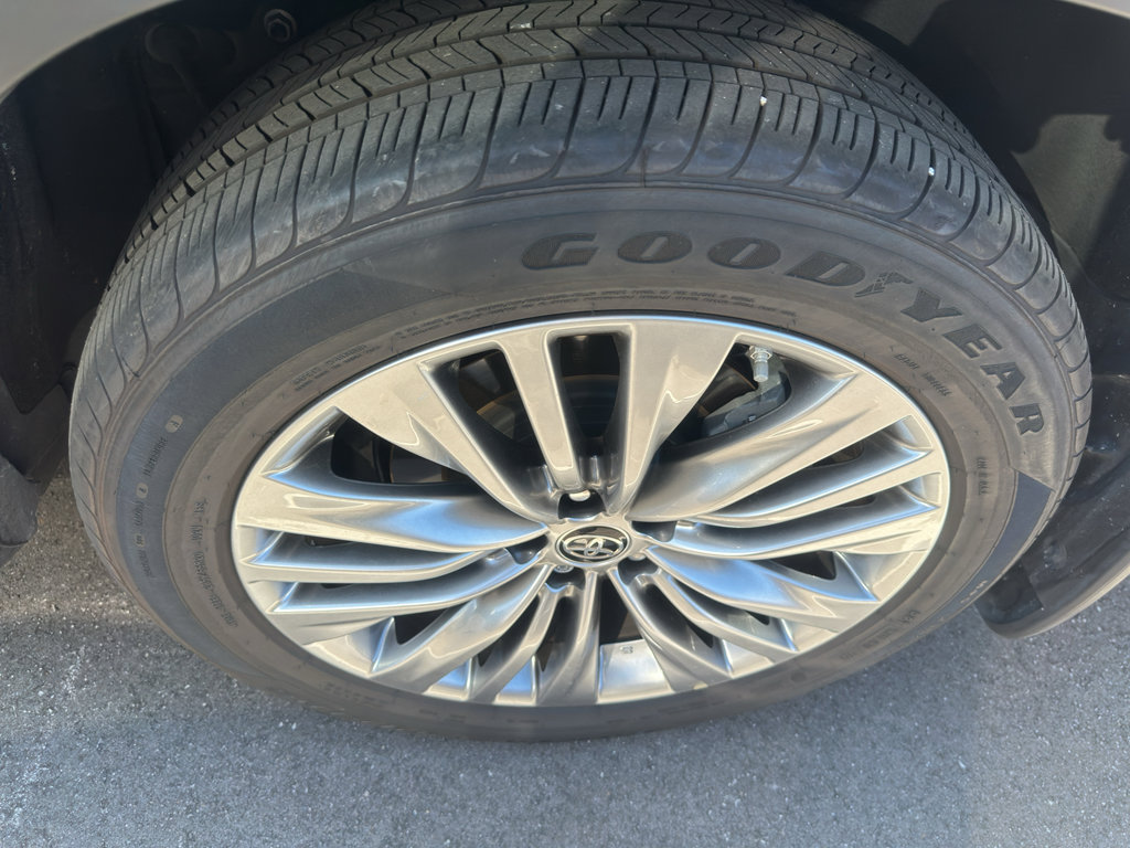 Certified 2024 Toyota Highlander Platinum AWD/4WD image 5