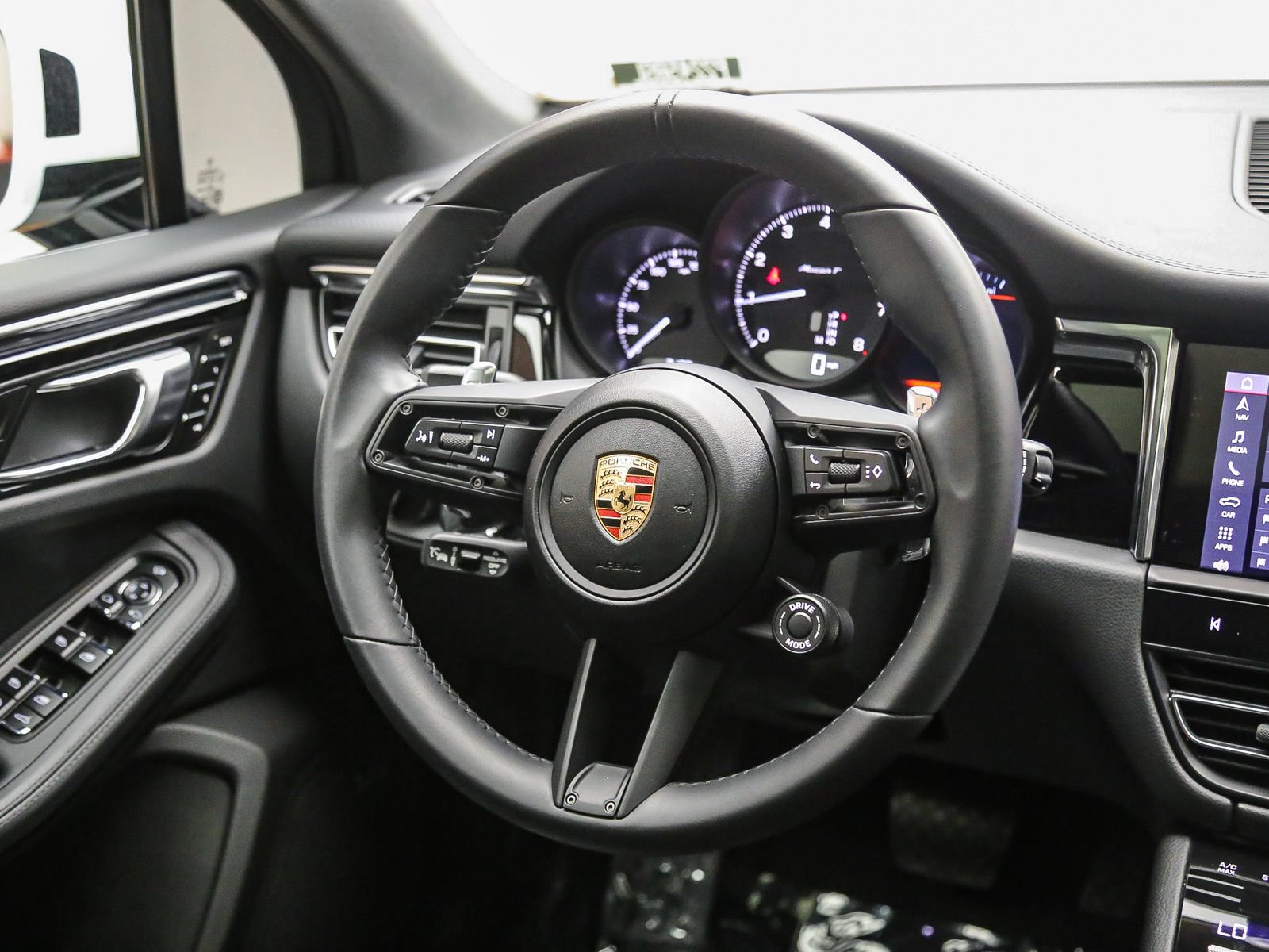 Certified 2025 Porsche Macan Turbo AWD/4WD image 19