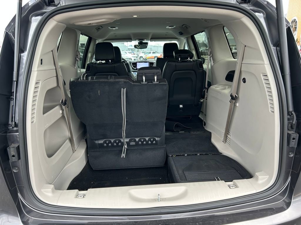 Certified 2023 Chrysler Pacifica Touring-L image 26