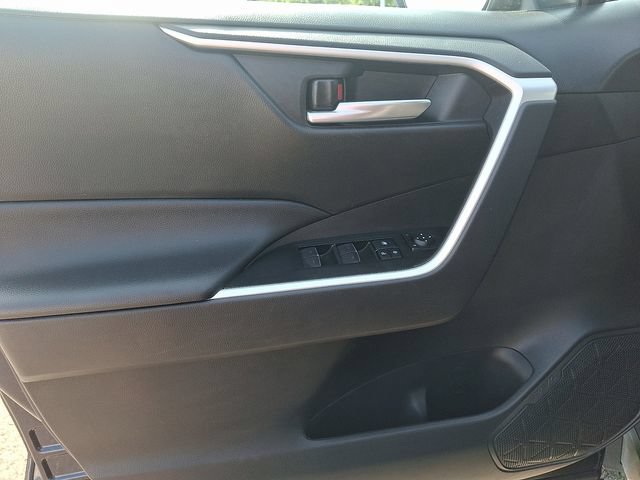 Used 2025 Toyota RAV4 XLE AWD/4WD image 12