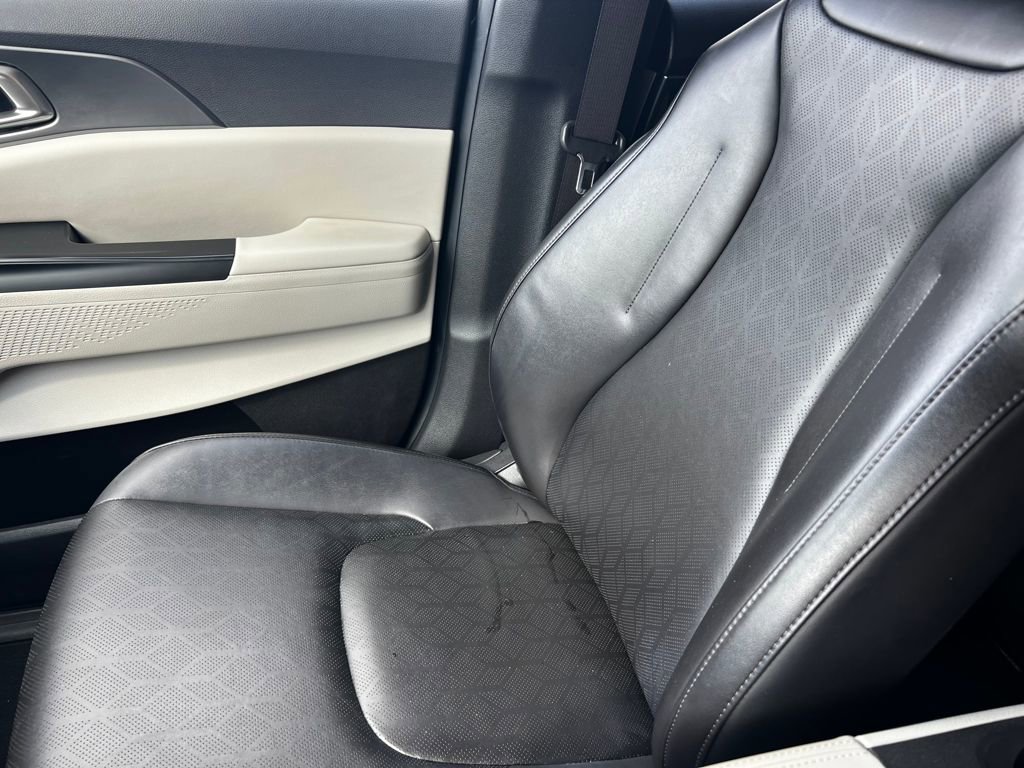 Used 2024 Kia Carnival LX image 32