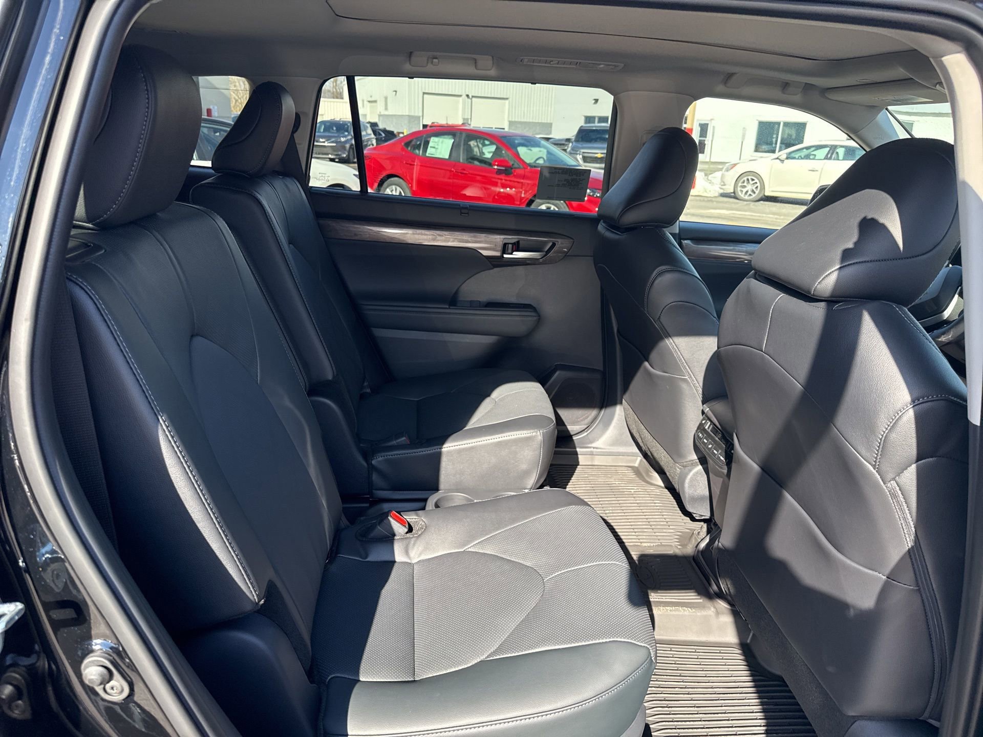 New 2026 Toyota Highlander Platinum image 18