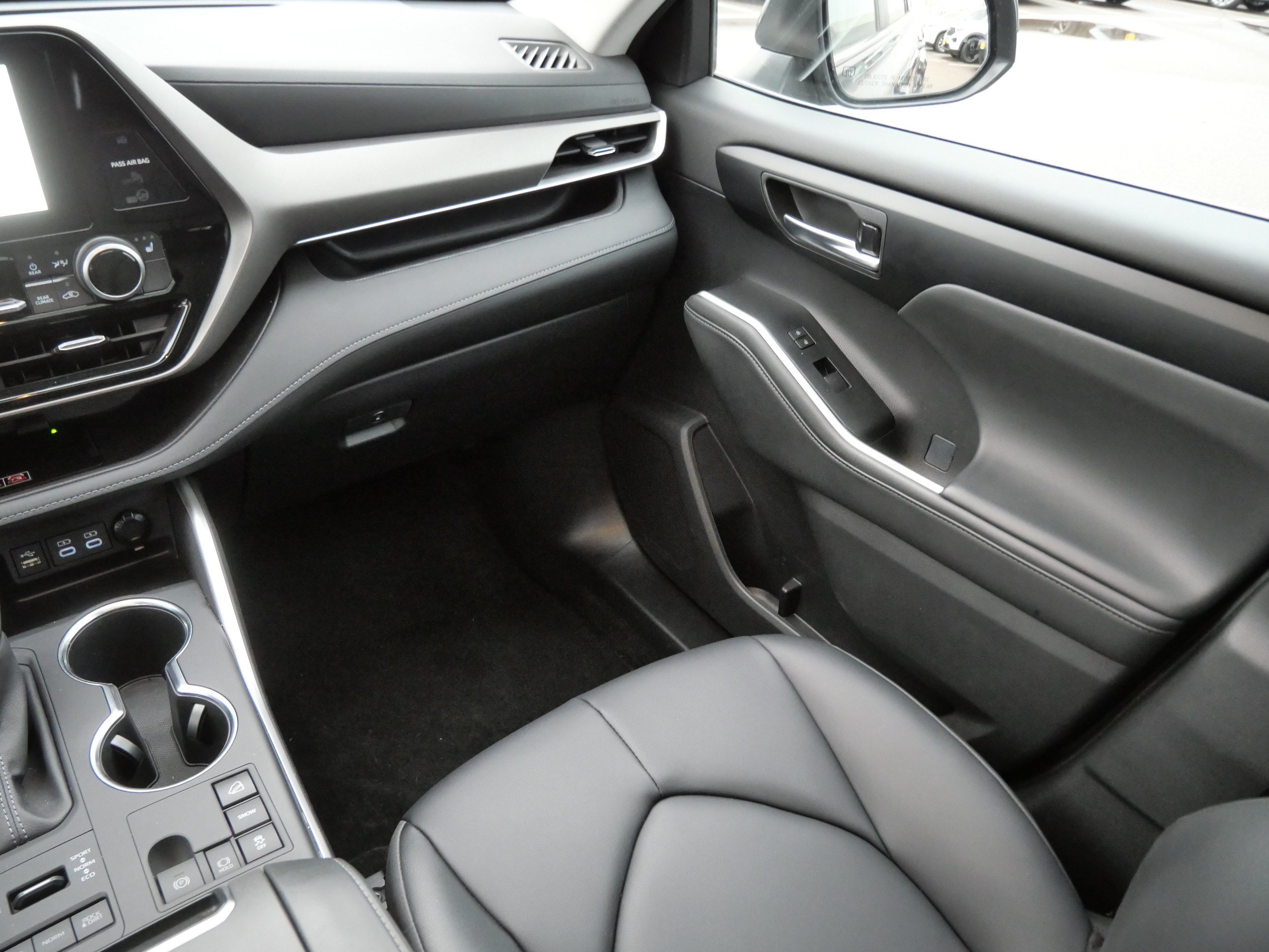 Used 2025 Toyota Highlander XLE AWD/4WD image 12