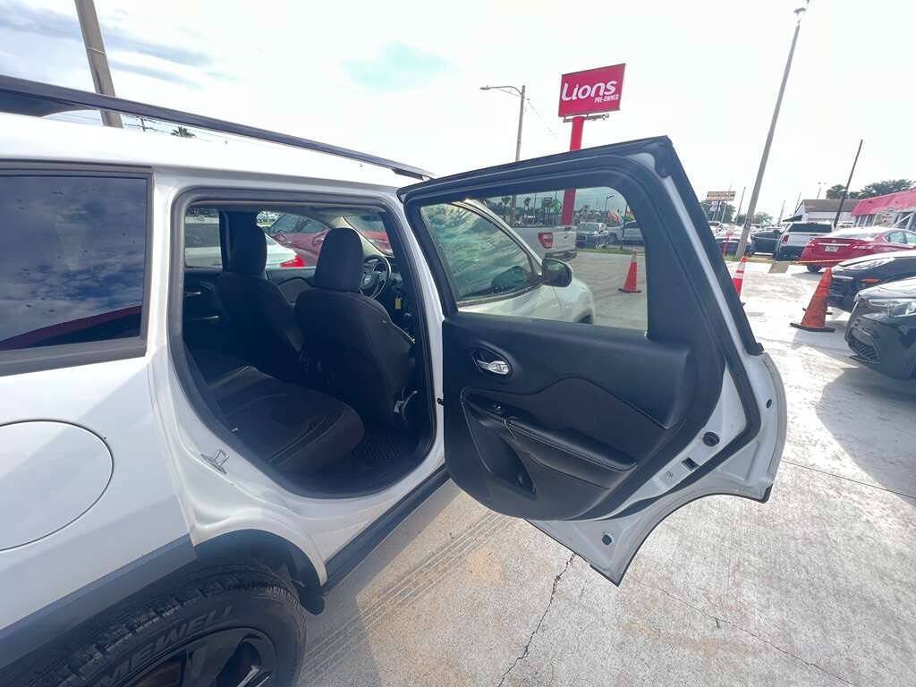 Used 2016 Jeep Cherokee Latitude w/ Cold Weather Group FWD image 9