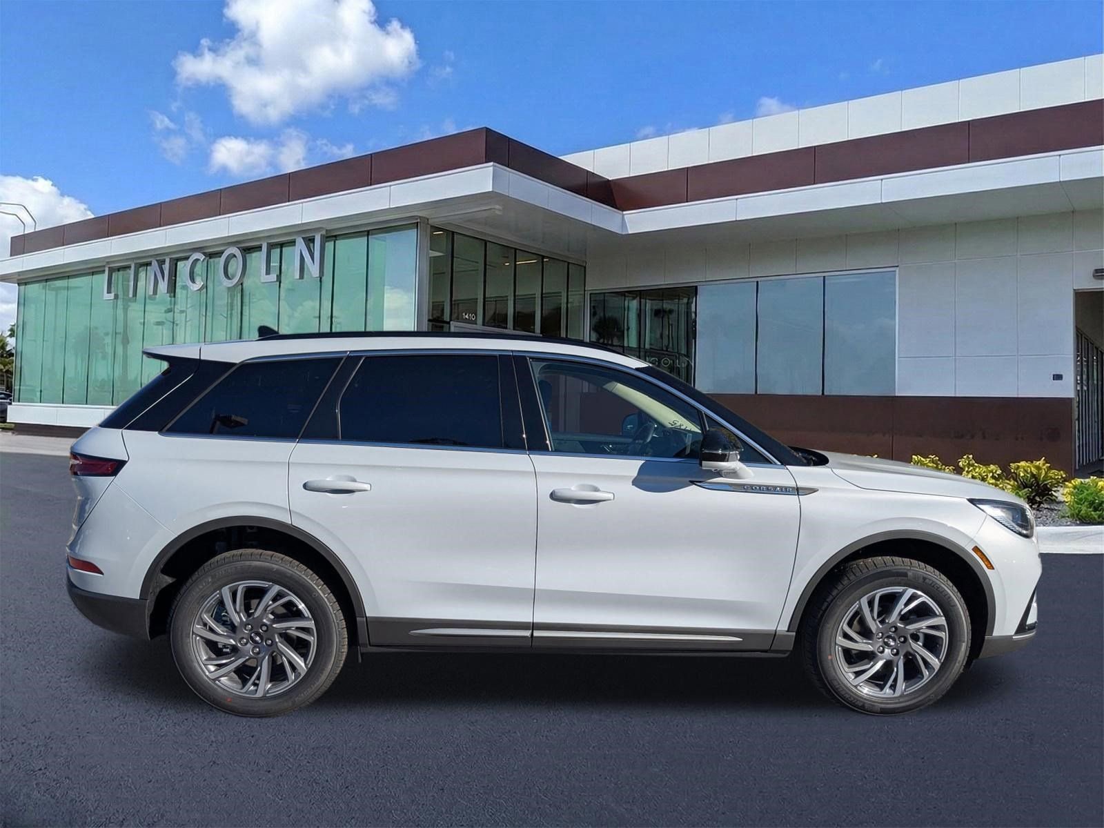 New 2026 Lincoln Corsair Premiere image 4