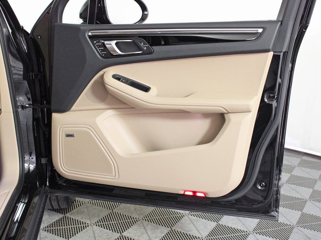 Certified 2025 Porsche Macan image 36