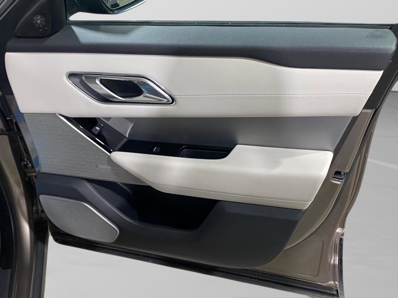 Used 2018 Land Rover Range Rover Velar R-Dynamic SE image 24