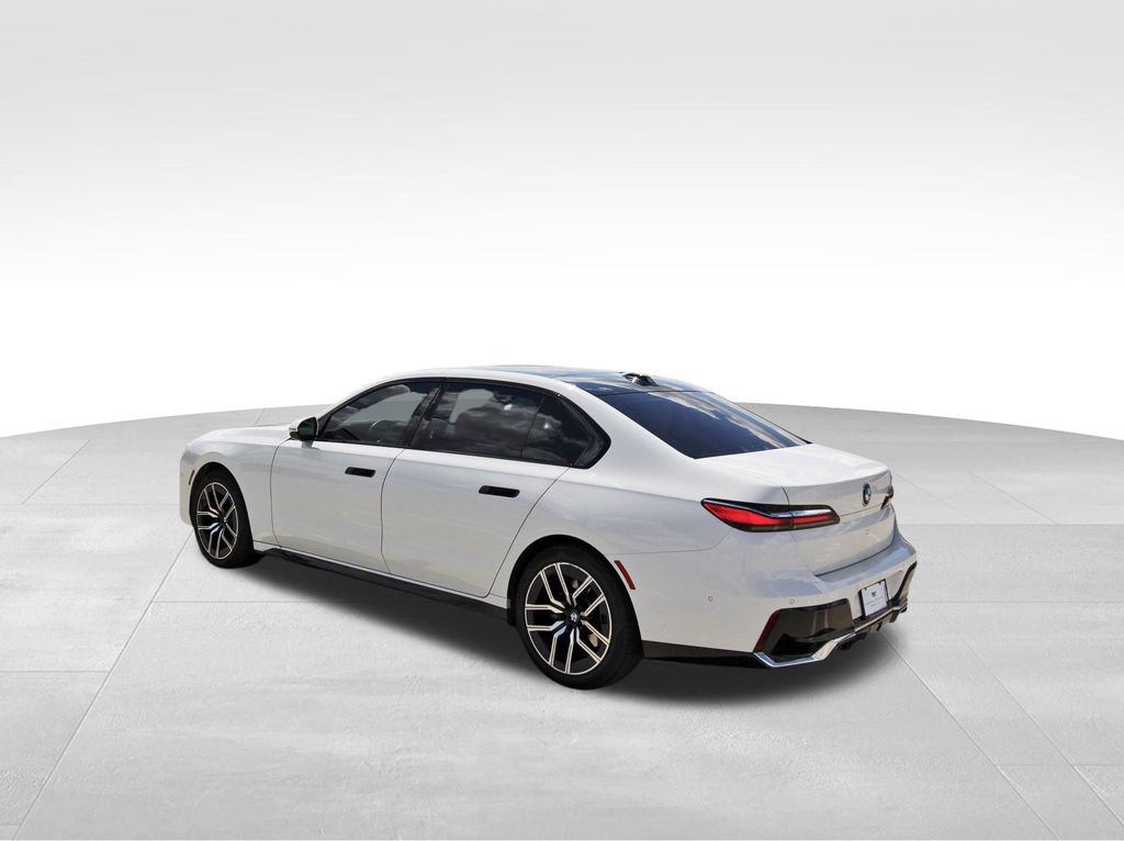 Used 2025 BMW 740i image 3