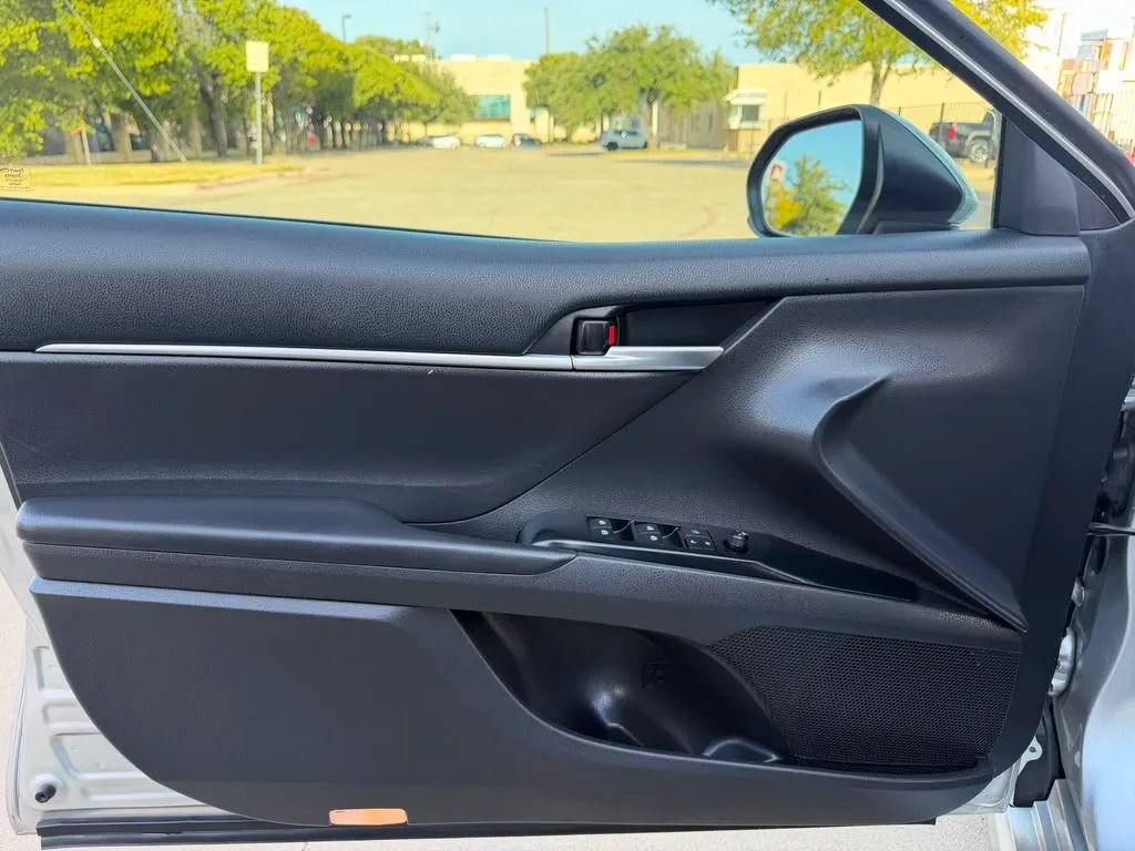 Used 2018 Toyota Camry SE FWD image 8