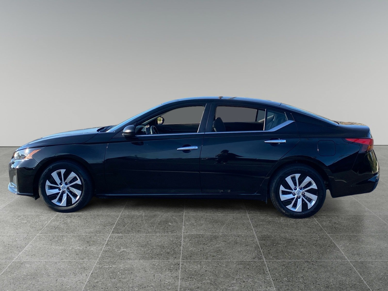 Used 2025 Nissan Altima 2.5 S FWD image 2
