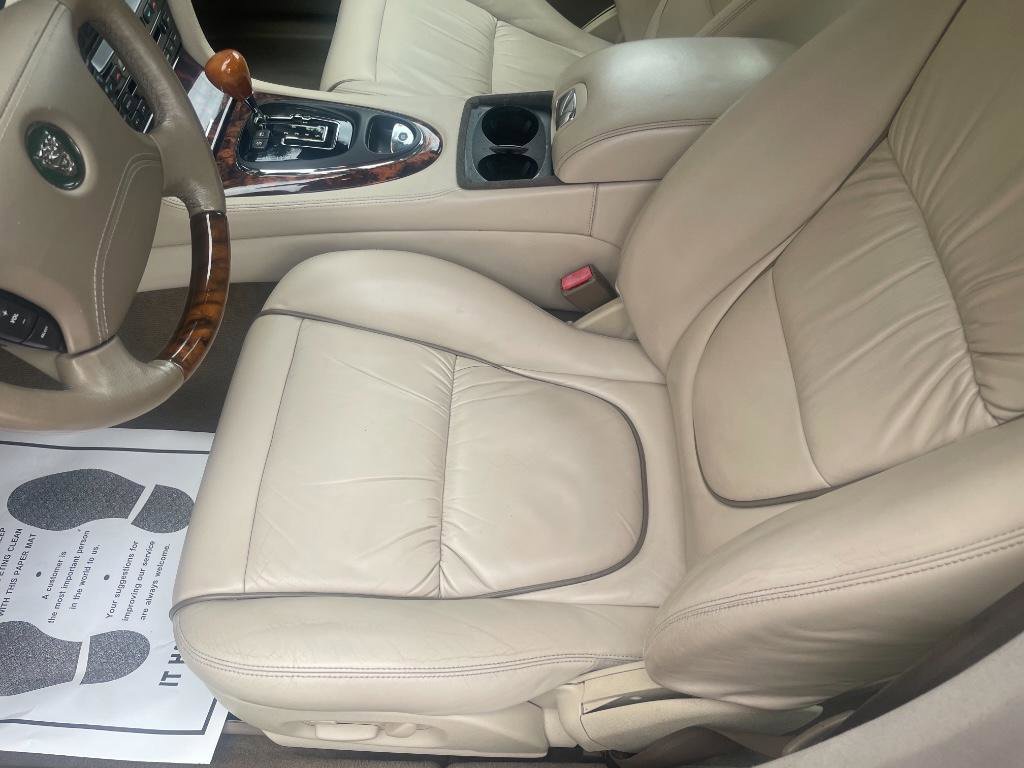 Used 2004 Jaguar XJ8 XJ8 Vanden Plas image 14