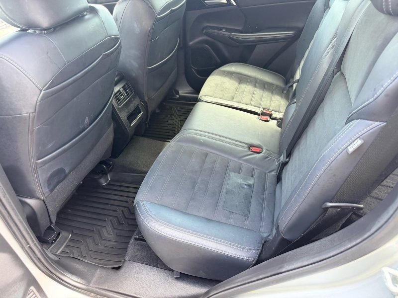 Used 2022 Mitsubishi Outlander SE image 11