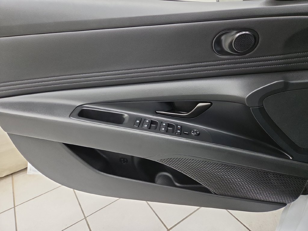 Used 2025 Hyundai Elantra SEL FWD image 18