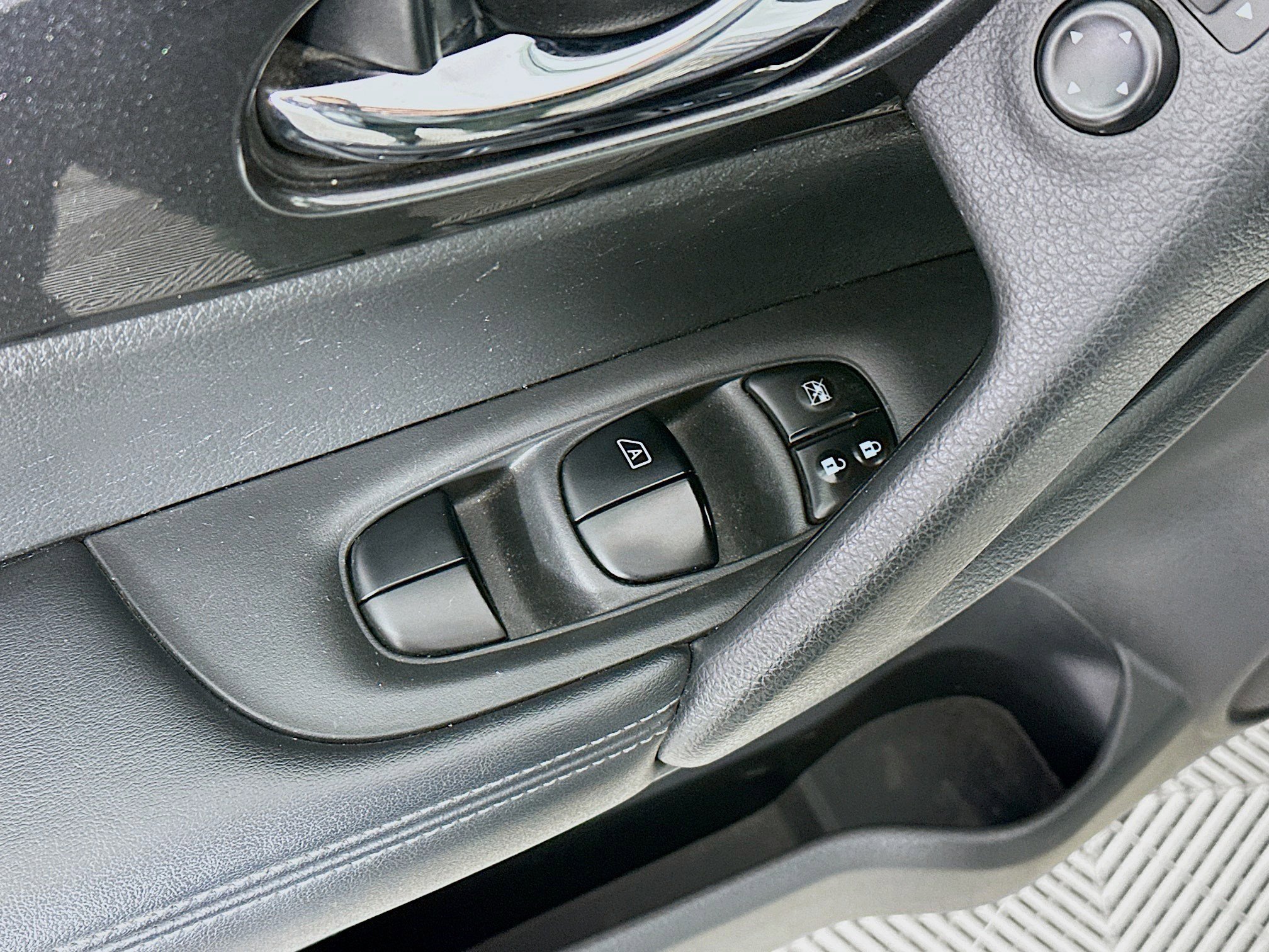 Used 2017 Nissan Rogue SV image 18