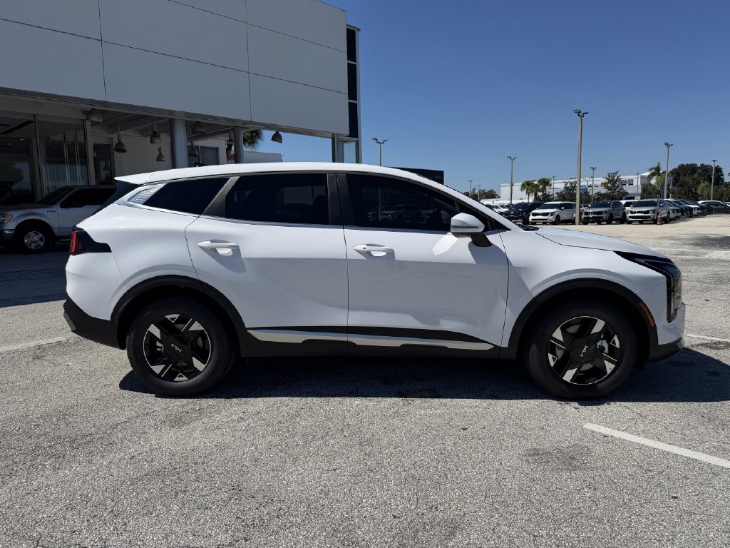 New 2027 Kia Sportage LX FWD image 3